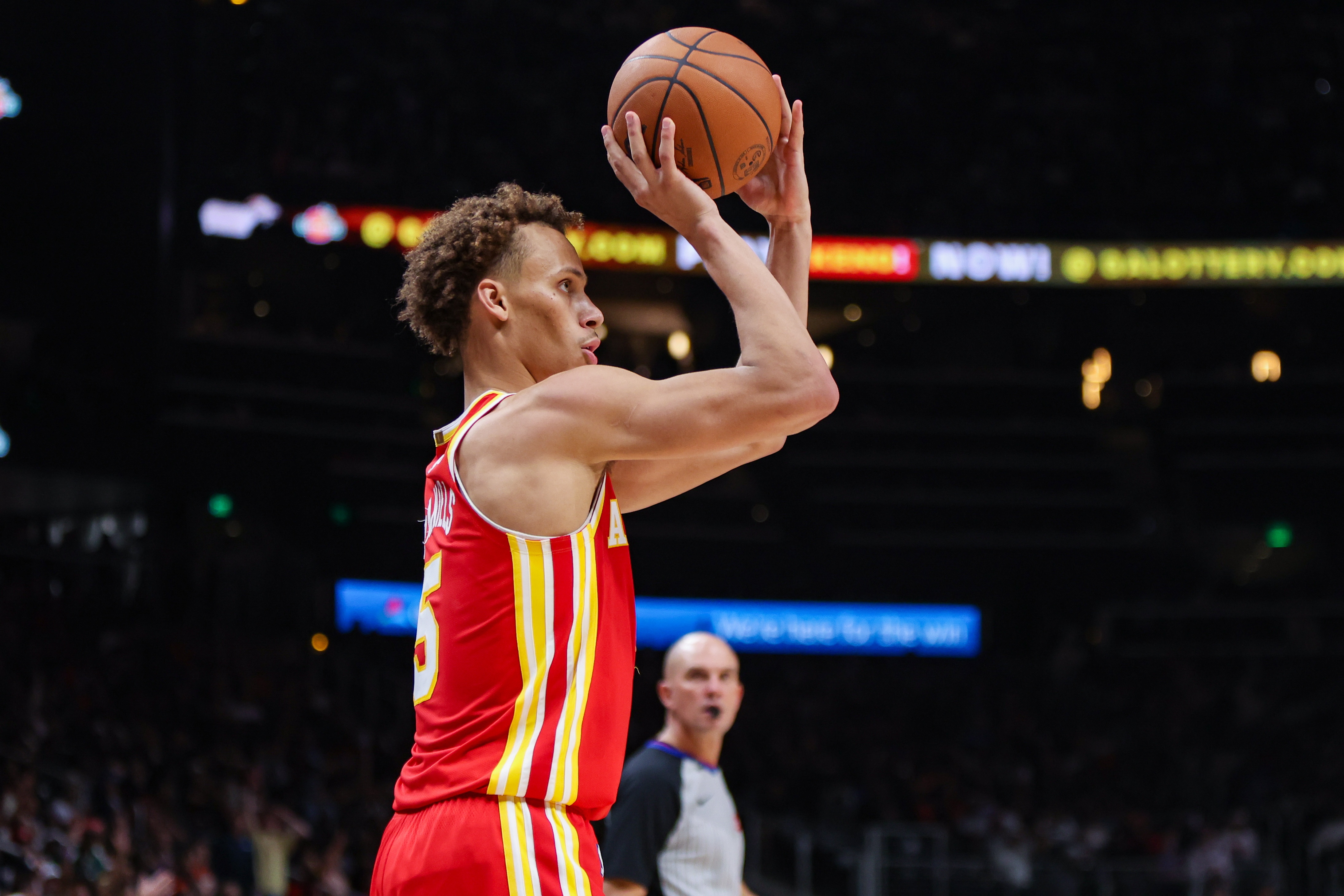 博鱼BOYU SPORTS-有点慌！老鹰连续冲击内线得手追到11分 雷迪克紧急叫停