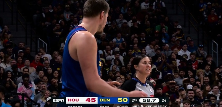 博鱼体育官网-多少有点离谱！约基奇后场大回环要造投篮犯规 裁判只给普通犯规