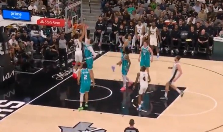 博鱼BOYU SPORTS-不愧是参加过扣篮大赛的！卡特·布莱恩特空切隔扣卡尔克布伦纳！